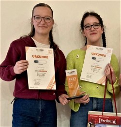 Das Bild zeigt Mona Vollmer und Marie Vogt, die den Wettbewerb gewonnen haben und die sich nun auf das Deutschland-Finale in Freiburg freuen können. Quelle: Bettina Lorig, Bildungs-und Medienzentrums Stadt Trier