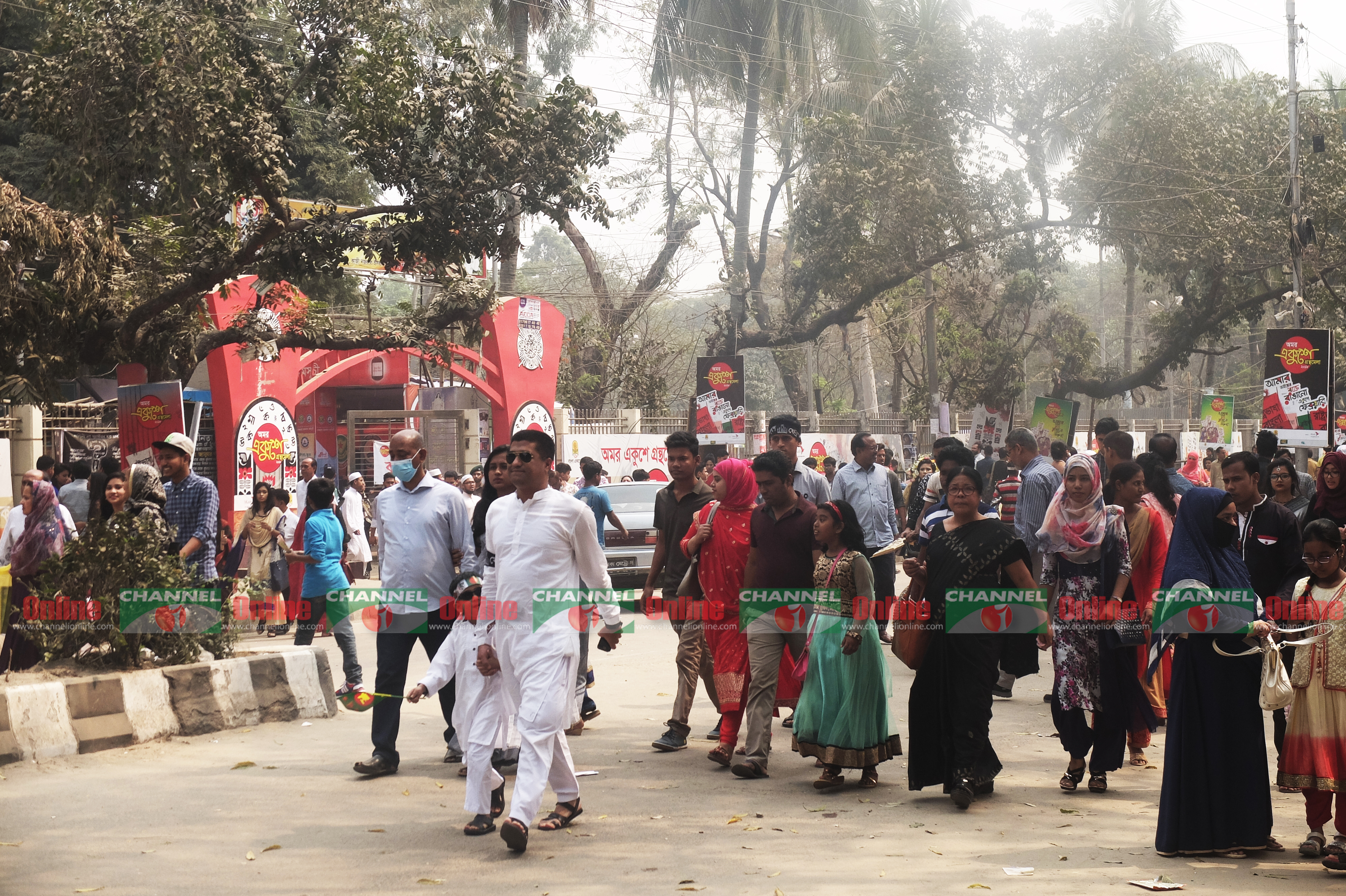 একুশে বইমেলার গেটে মানুষের ভিড়