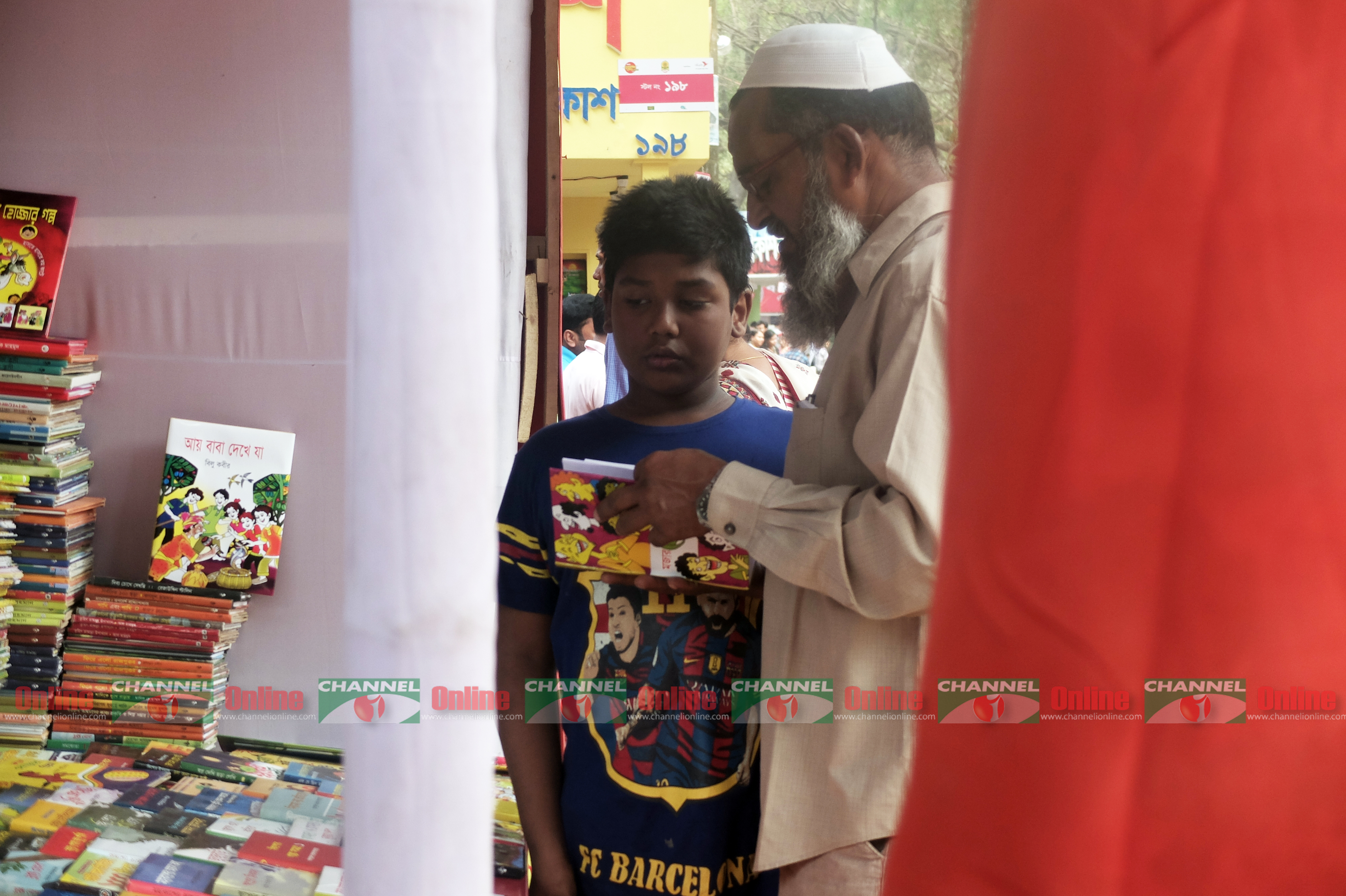 বই মেলায় এসে বই না কিনলে চলে