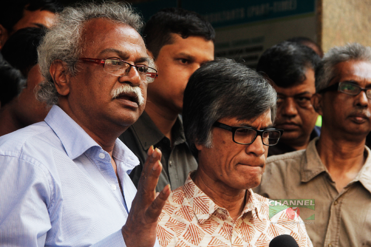 চিত্রশিল্পী মনিরুজ্জামান ও প্রিয়ভাষিণীর ভাতিজা (বাম থেকে দ্বিতীয়) অধ্যাপক জামান পারিবারিক ভাবে শেষকৃত্যের সময়সূচী ঘোষণা করেন