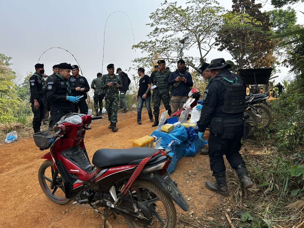 Chiang Rai Soldiers Intercept Drug Runners on Motorcycles, Seize 1 Million Meth Pills