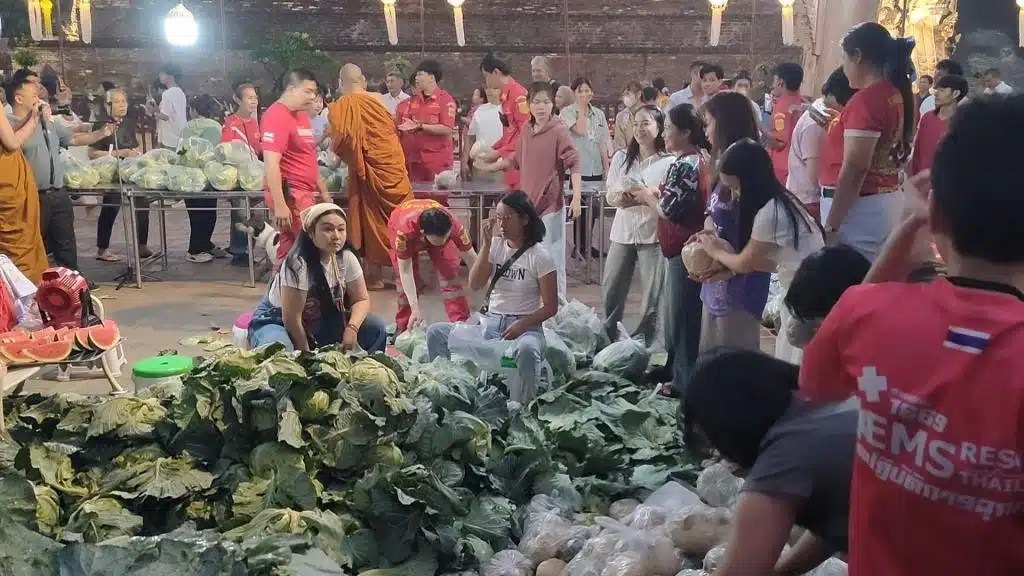 В Чиангмаи помогли фермерам: монахи и волонтеры раздали 40 тонн овощей бесплатно