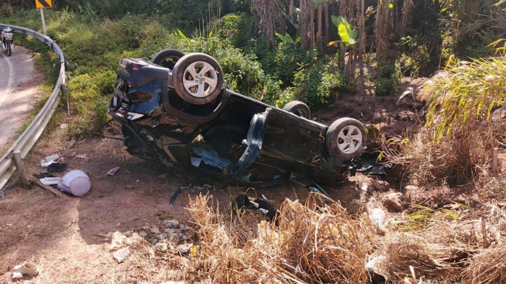 Tourists Injured After Car Crashes on a Steep Hill in Phetchabun
