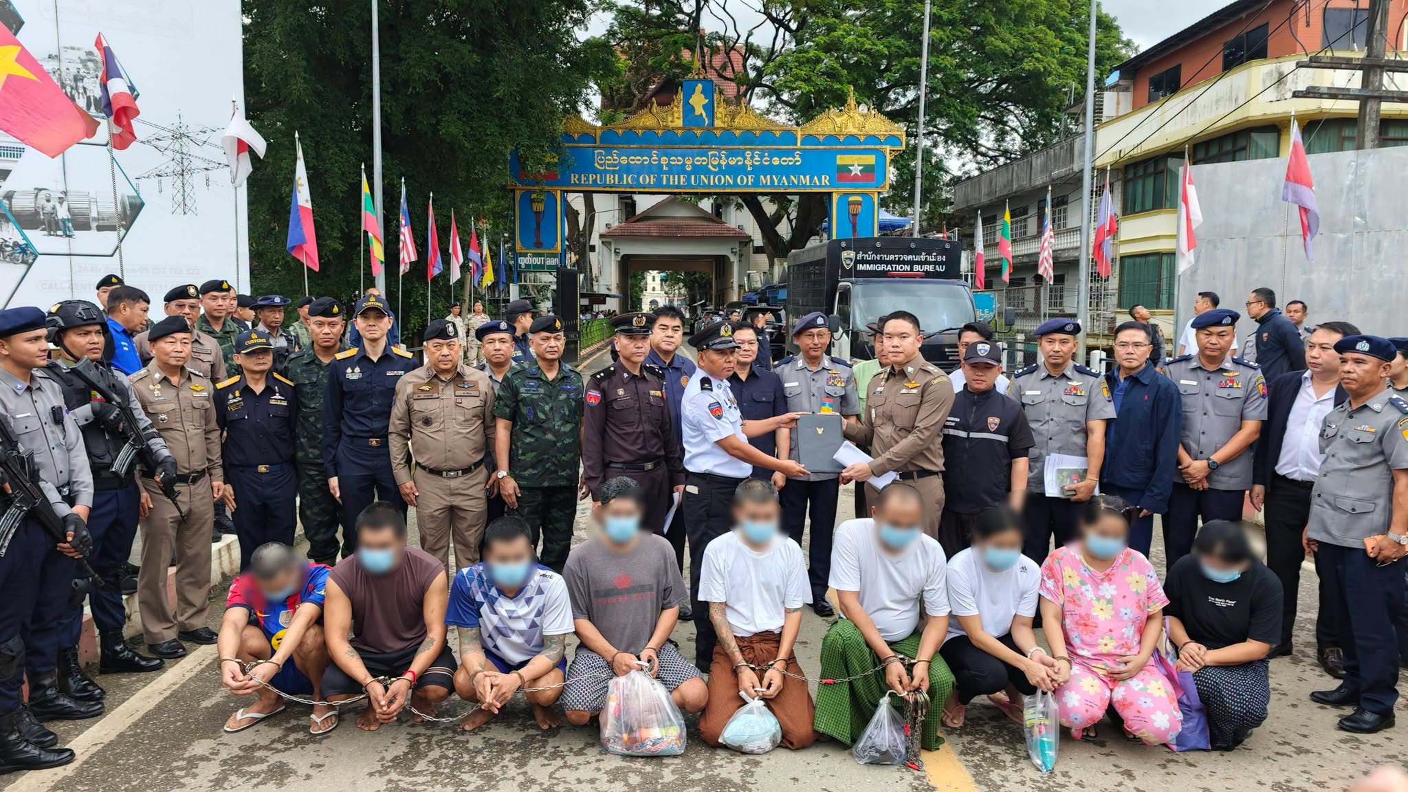 Myanmar Hands Over 9 Thai Fugitives at Chiang Rai Border