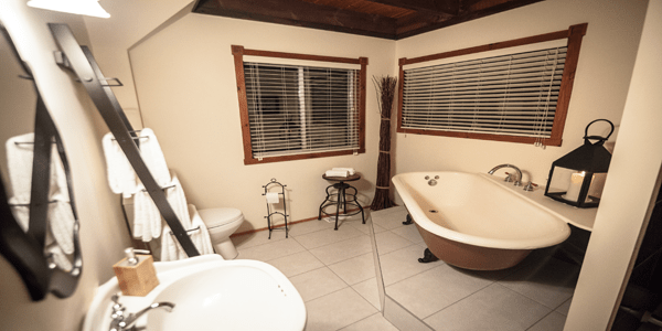 La salle de bain rustique va réchauffer l'ambiance même si aucune de vos. Au Chic Chalet Des Chutes