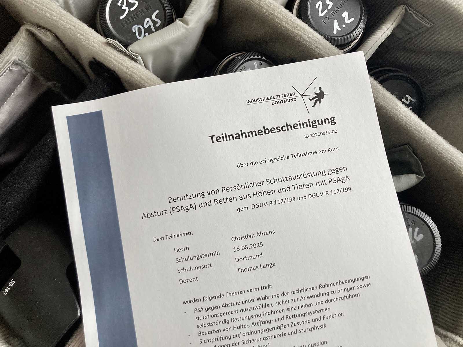 Zertifikat des Industriefotografen über die erfolgreiche Teilnahme am Kurs Höhenrettung durch die Industriekletterer Dortmund