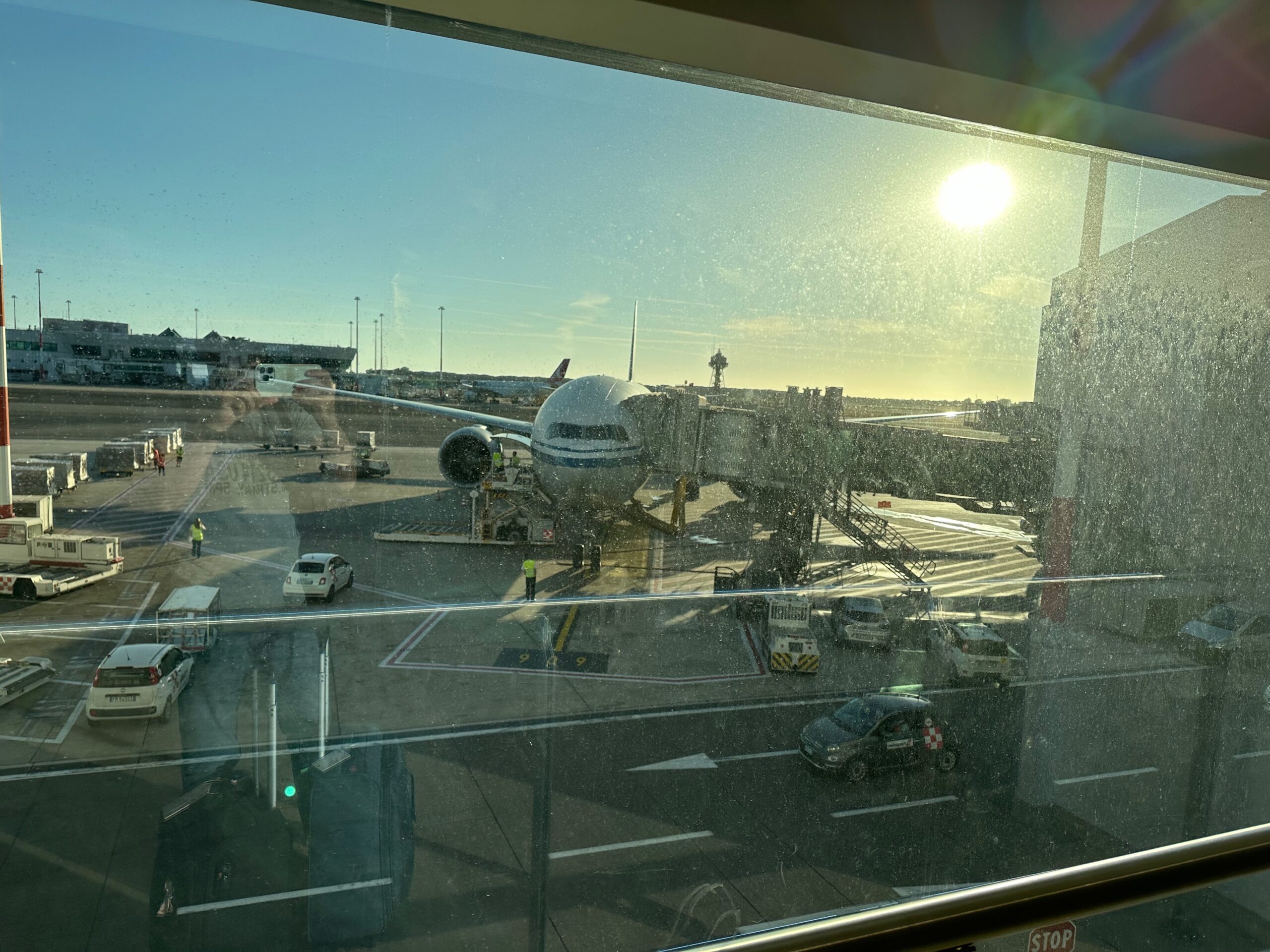 Il nostro aereo visto da uno dei finestroni dell'aeroporto