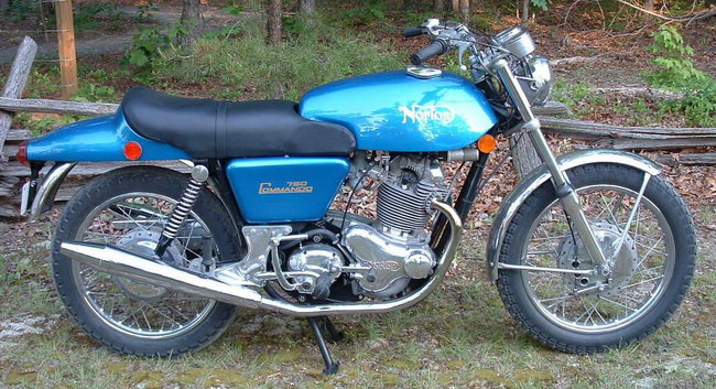 Great handling and easy to navigate in todays traffic. Norton Commando Fastback: una 750 davvero British - Classic Drive Art