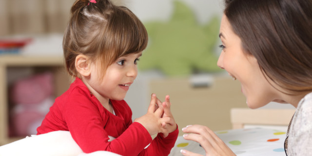 Descargue la foto de stock dibujos animados ilustración de un niño jugando un videojuego en el sofá con una bolsa de papas fritas y refrescos a su lado. ¿Cómo apoyar a niños con Trastorno por Déficit de Atención ...