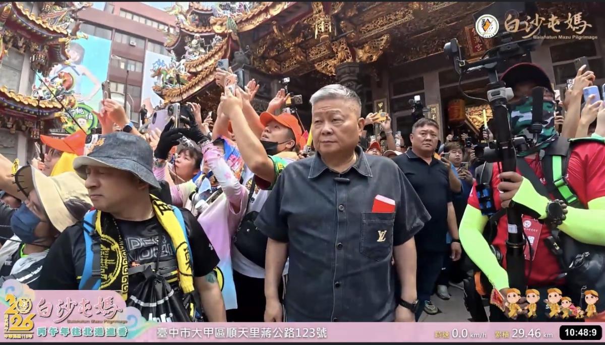 白沙屯粉紅轎鑾停駕大甲鎮瀾宮，信眾簇擁見證四媽相會。