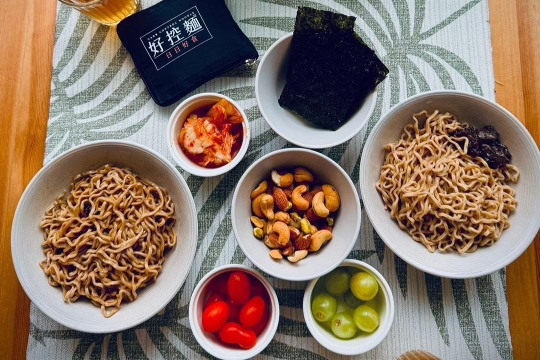 銀髮族與上班族正享用機能控醣麵，將健康主食融入不同族群的日常生活。