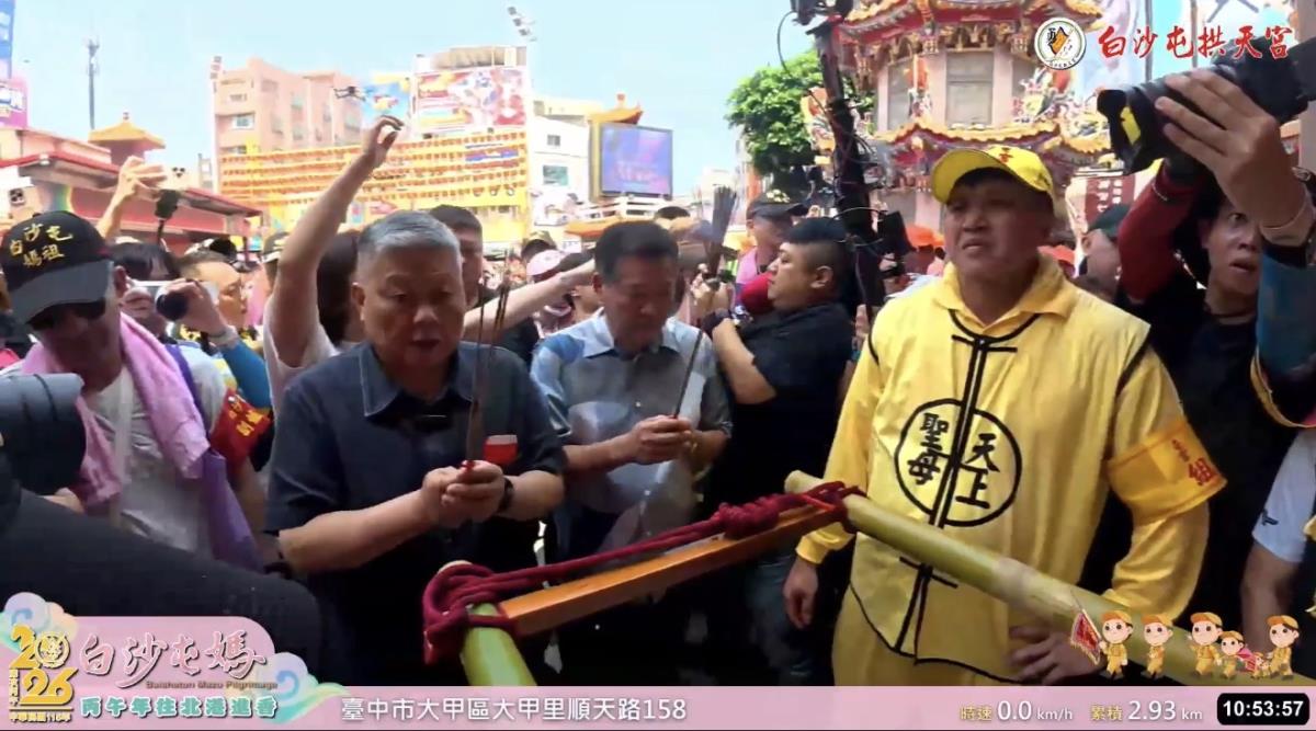 粉紅超跑抵達大甲鎮瀾宮，四尊媽祖神像同台莊嚴相會。