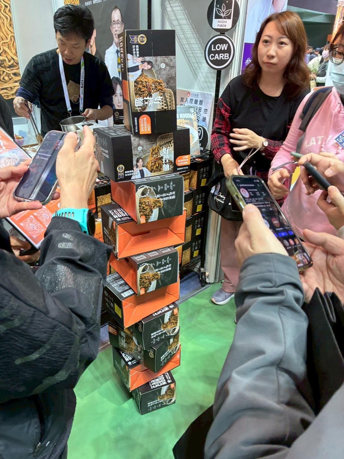 跑者於賽後享用富含蛋白質的控醣麵，精準落實黃金補給。