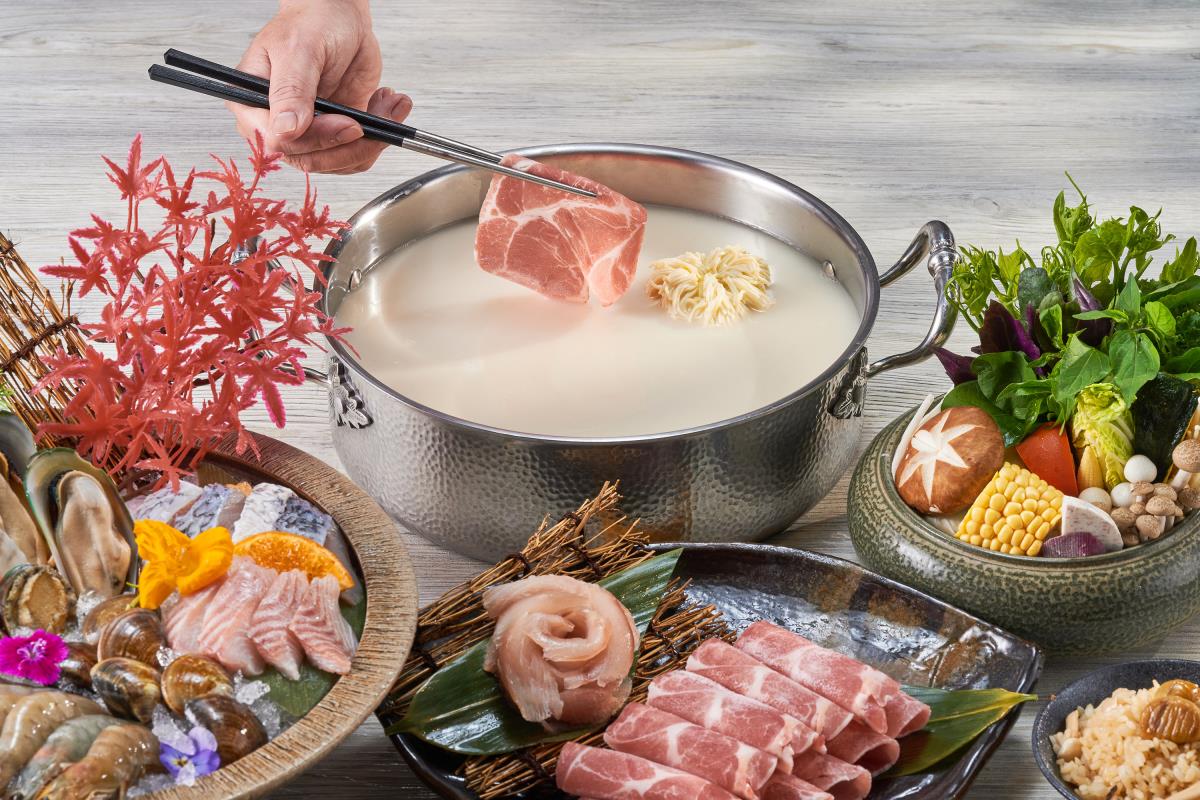 旅客在專業教練引導下，於花蓮清澈溪流體驗溯溪探索。