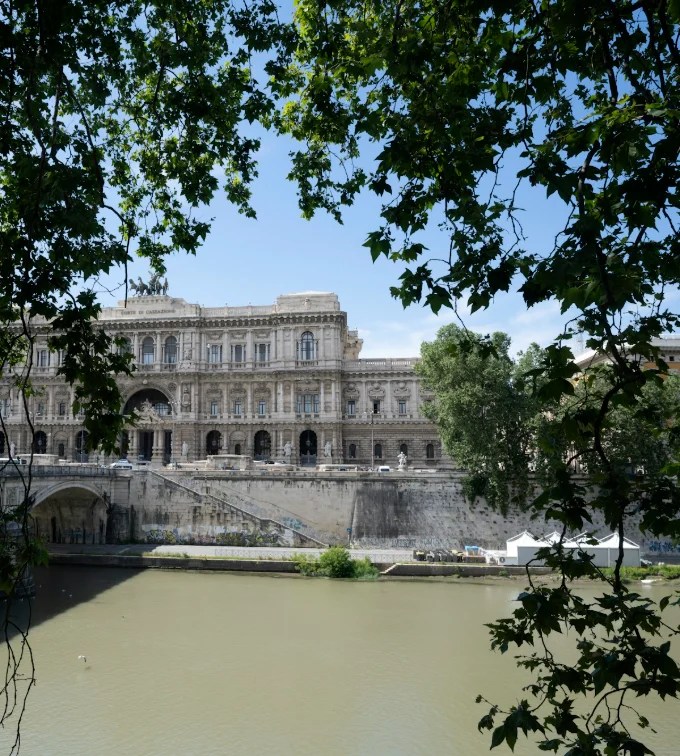Il Palazzo di Giustizia di Roma, sede della Corte di Cassazione, visto dall'altra sponda del Tevere