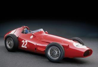 La Maserati 250F qui nous réserve bien des émotions fortes avec Bond au volent