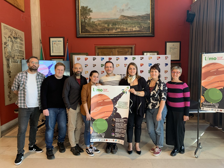Mattia Barbotti, presidente Zoe’; Timoteo Tiberi, Tavolo studenti; Marco Tarducci, Seconda Era; Giulia Murgia, presidente Stramonio; Andrea Albertini, progettista; Heidi Morotti, assessora alla Coesione; Sabrina Gennari, Zoe’; Francesca Palmieri, responsabile biblioteca 5 Torri