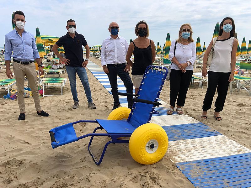 Comune Di Pesaro : Pesaro Assicura – Unipolsai Dona Una Sedia Job Per Bambini Con Disabilità Al Centro Estivo Della Spiaggia Del Basket Giovane 600_x_800_jpg