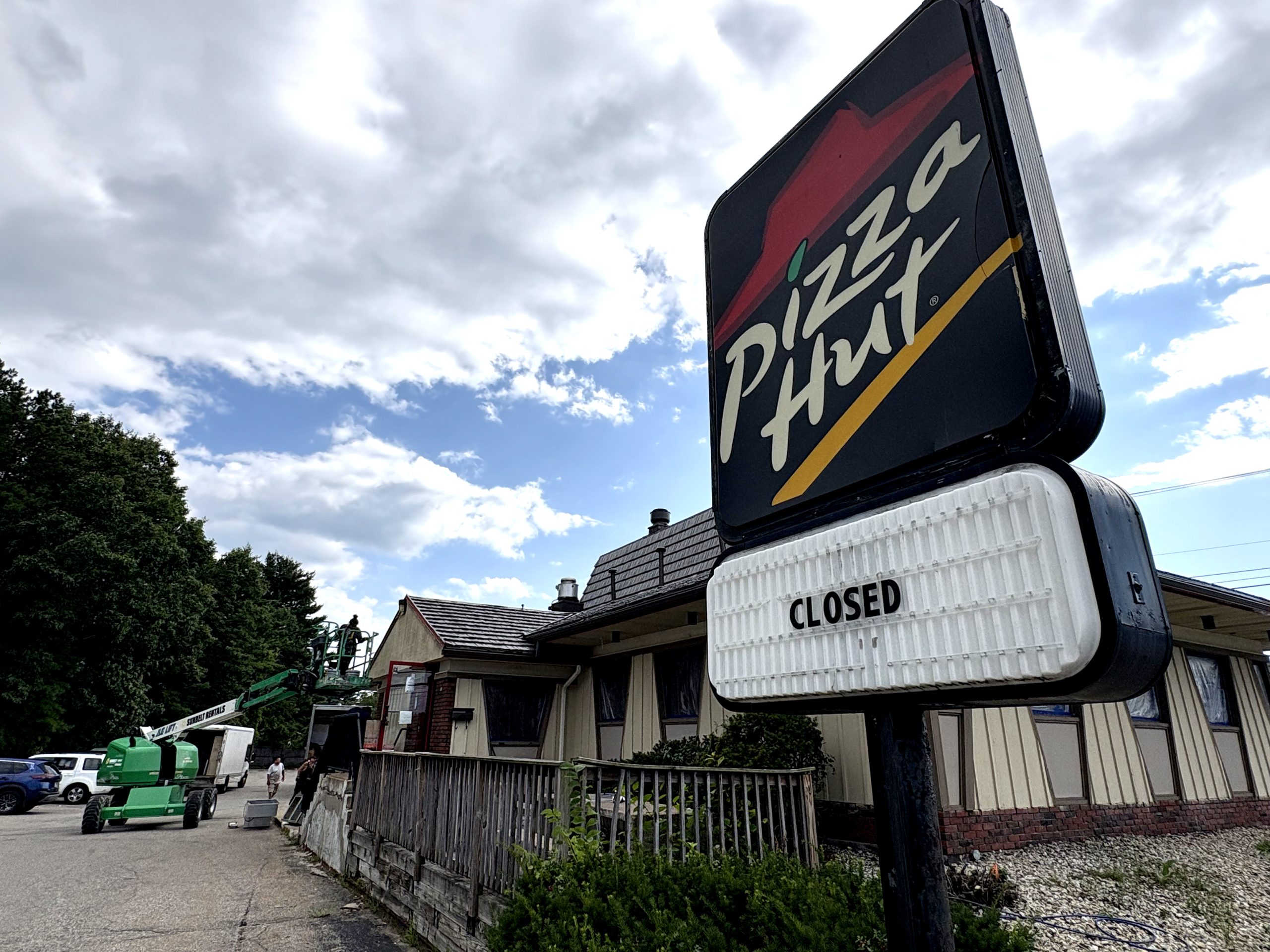 Pizza Hut closes Loudon Road location