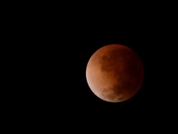 ”Lua de sangue” é vista na madrugada por brasileiros