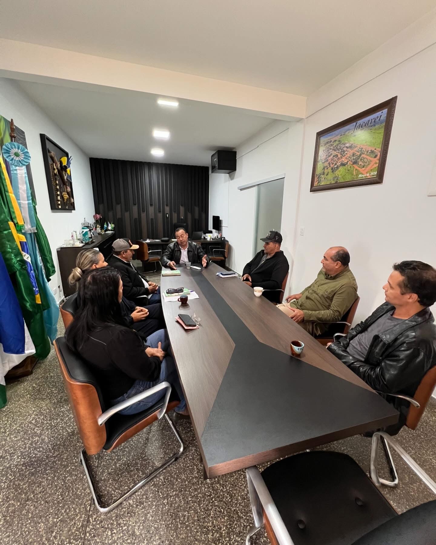 Prefeito Victor Malaquias se reúne com equipe da Educação para organizar desfile de 7 de Setembro
