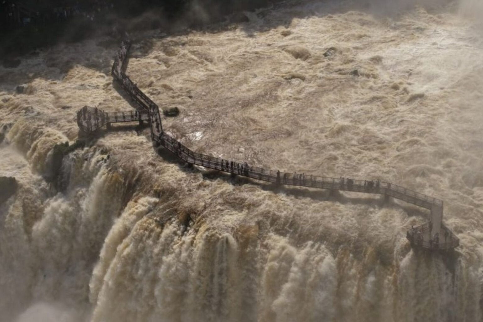 Passarela das Cataratas em Foz do Iguaçu é interditada devido à vazão elevada do Rio Iguaçu