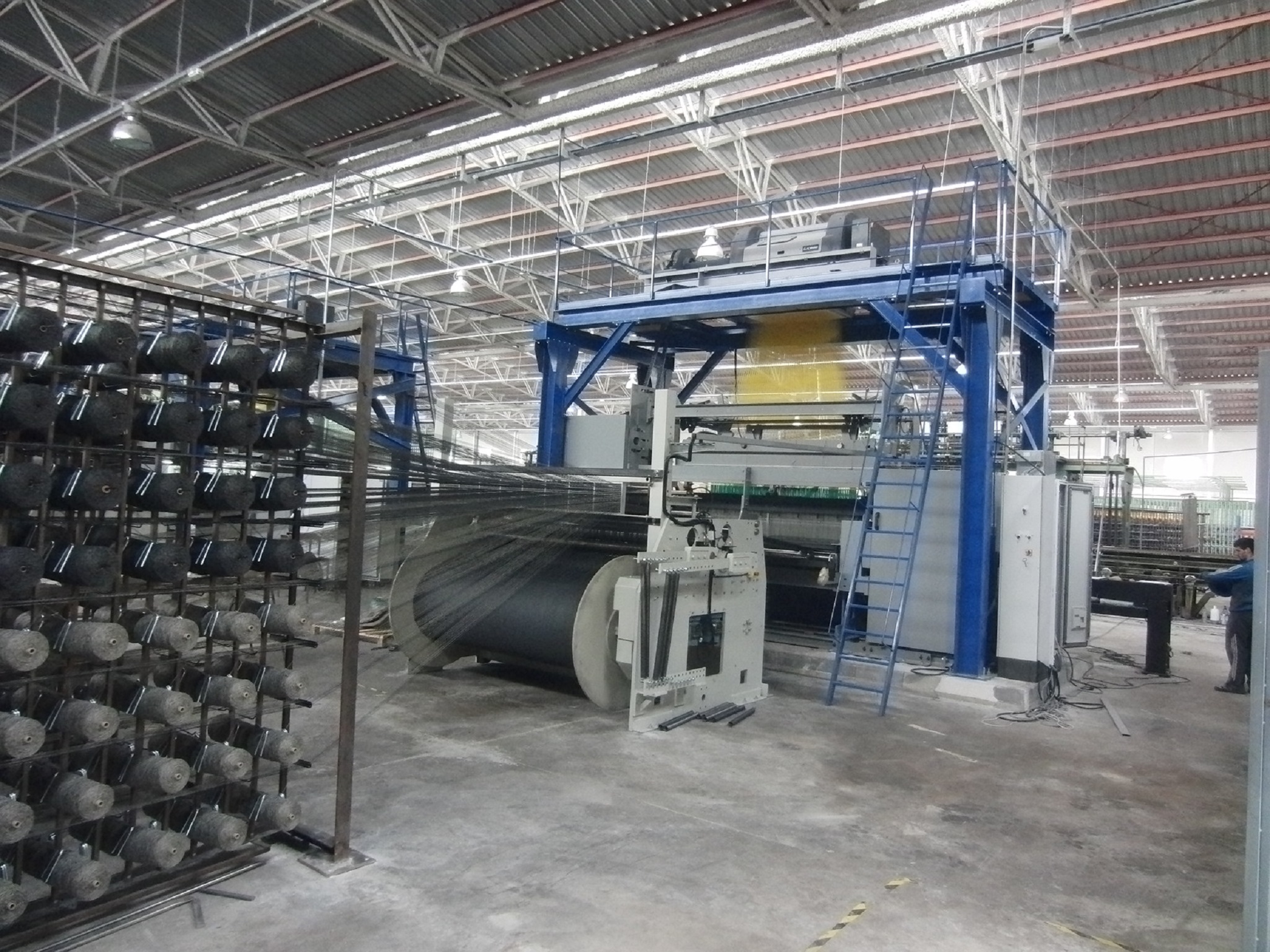 Loop pile carpet weaving machine for wall to wall carpet weaving