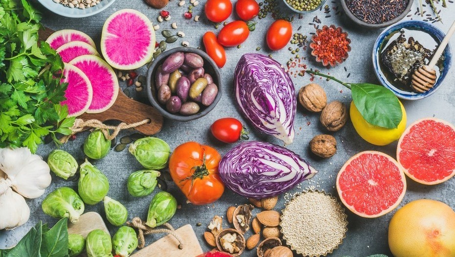 Las figuras vienen con numeros debajo de cada uno pondremos los nombres de los vegetales y frutas con sus respectivas traducciones. LÃ¡cteos, frutas y verduras dominan la dieta "ideal", y hay