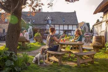 fleece-inn-bretforton-dog-friendly-cotswolds-concierge fleece-inn-bretforton-dog-friendly-cotswolds-concierge