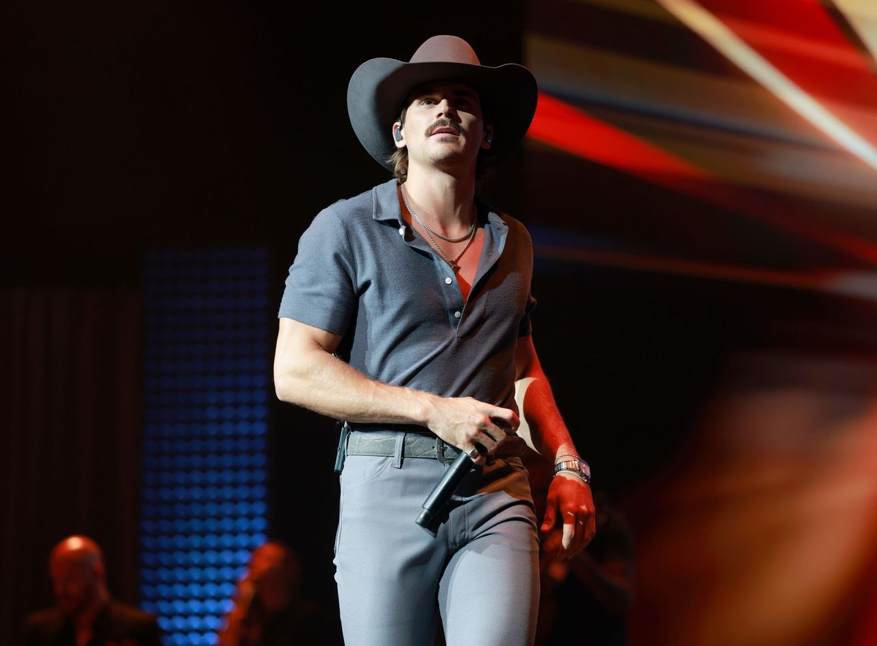 TUCKER WETMORE PERFORMS AND PRESENTS AT 2025 ACM HONORS