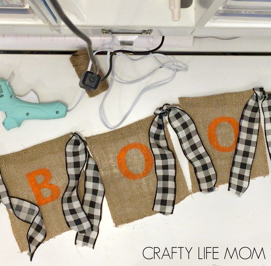 Boo Halloween Banner DIY: Create this simple and quick Boo Halloween banner suing this free SVG cut file and printable download. Super cute for Halloween Home decor.