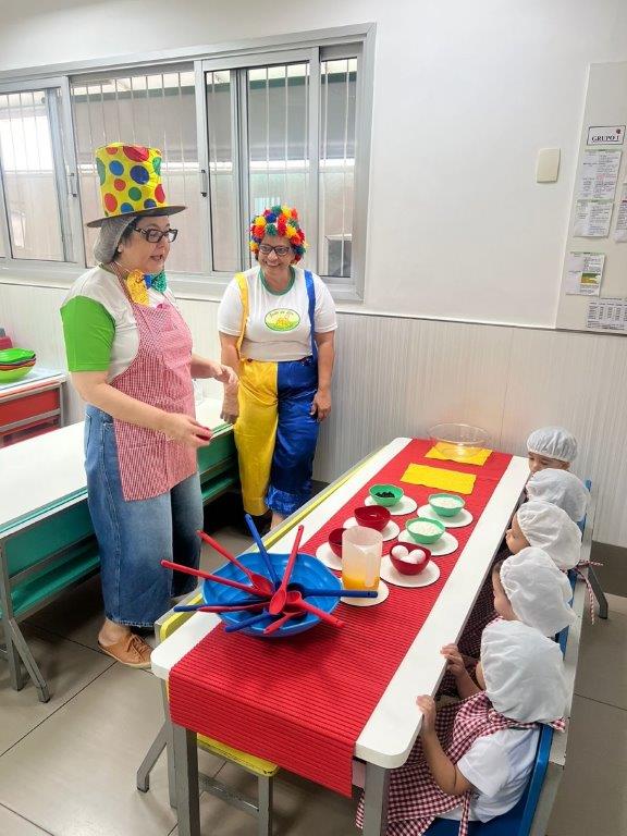 Foto 1 de  Grupo I na aula de culinária
