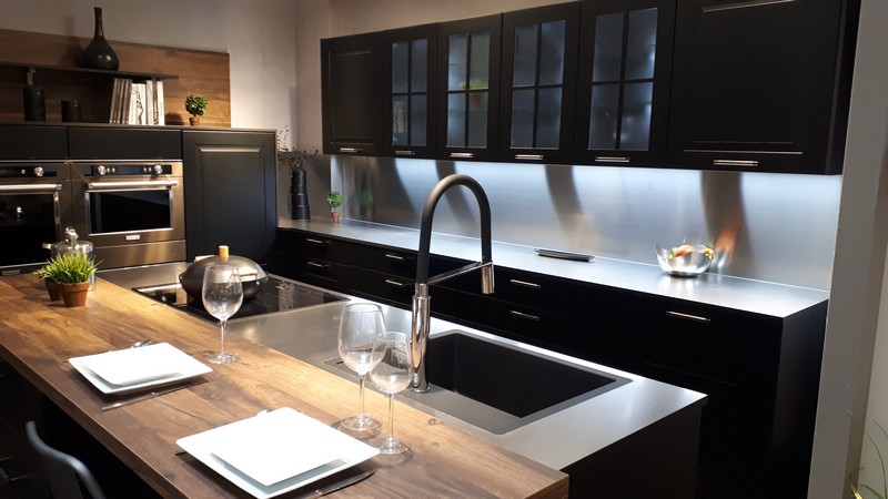 Déclinée dans de nombreuses formes, couleurs et motifs, la crédence cuisine permet de créer une décoration harmonieuse et de protéger les murs de la cuisine. Plans De Travail Sur Mesure