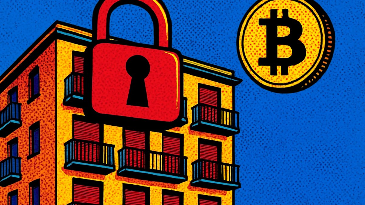 Edificio con candado junto a una moneda de bitcoin que ilustra la crisis de vivienda en España