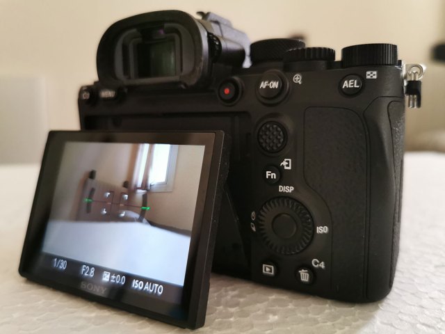 Sony-α7R-IV-Camera-Dial-button_&_AF-point-joystick