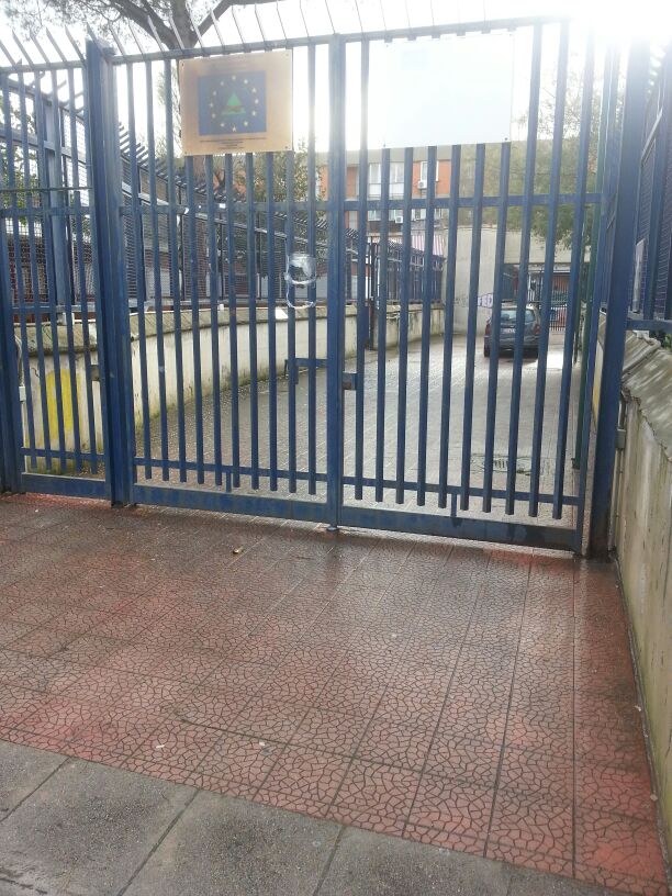 Quattro rapine in pochi mesi all'88esimo circolo Petrone di Ponticelli: la protesta delle mamme