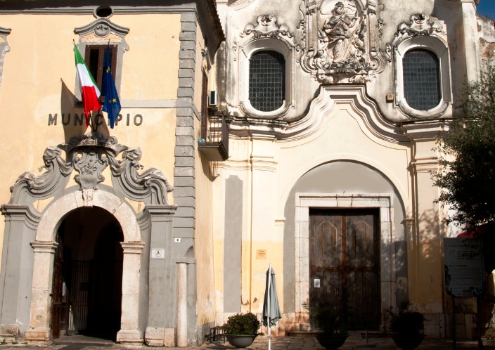 Stalking ai danni dell'ex moglie, fermato dai carabinieri negli uffici comunali