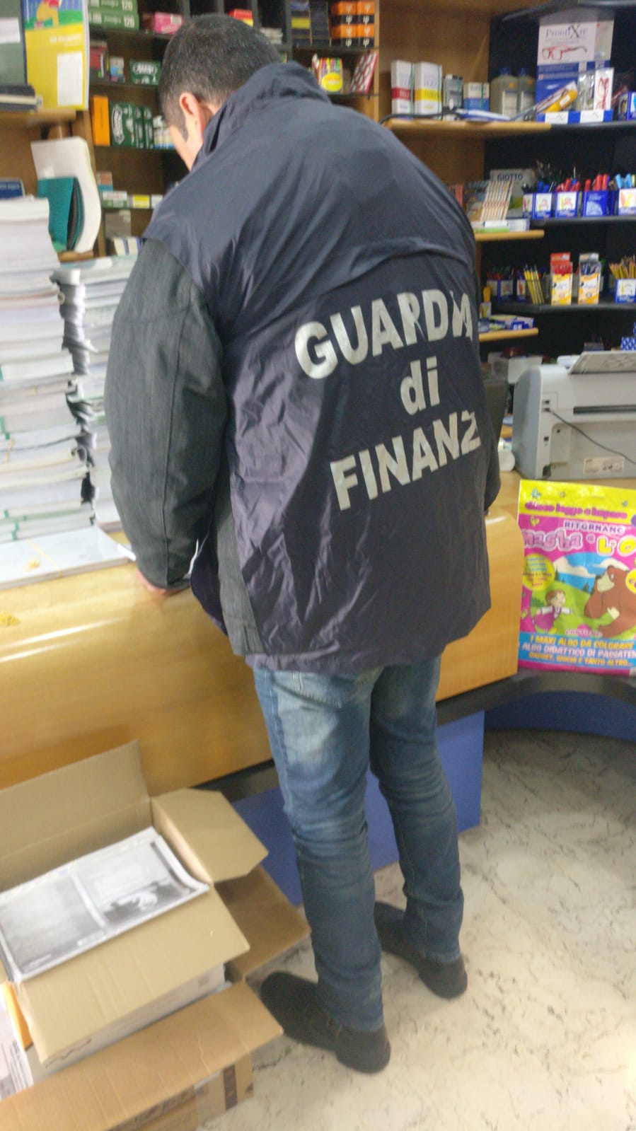 Sequestrati oltre 160 libri universitari interamente fotocopiati: denunciato il titolare