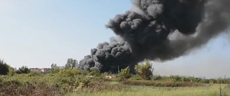Bruciano rifiuti anche accanto al Palamaggiò: la colonna di fumo si vede a chilometri di distanza
