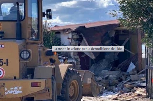 Ruspe in azione, demolito il noto lido di Mondragone