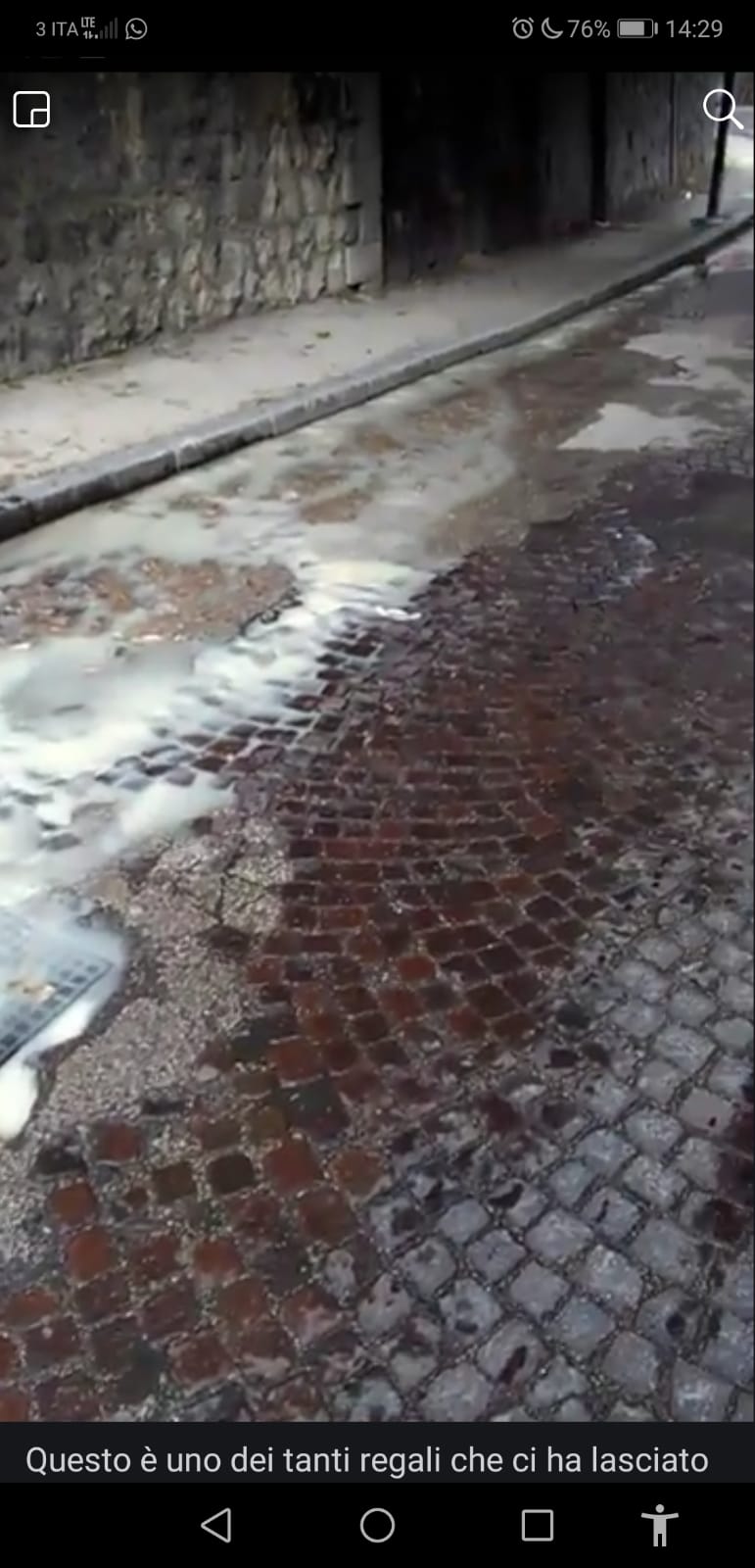 Napoli, fogna sgorga a cielo aperto al rione De Gasperi a Ponticelli