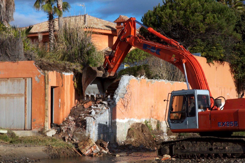 Abbattute le ville abusive di un pregiudicato di Castel Volturno