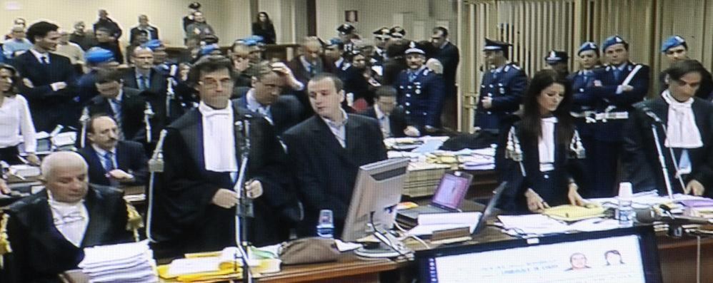 Camorra: i trenta arrestati dei clan Piccolo-Letizia si avvalgono della facoltà di non rispondere