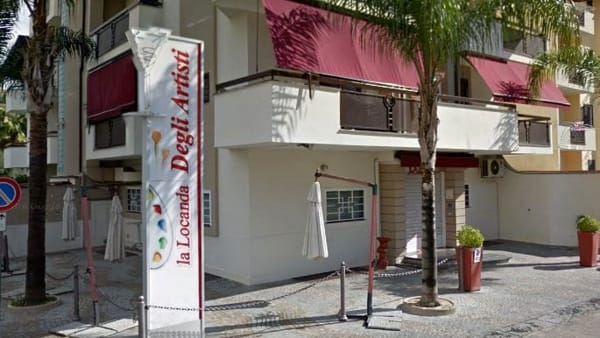Spari contro il ristorante, telecamere fuori uso durante l’agguato. Si indaga su racket