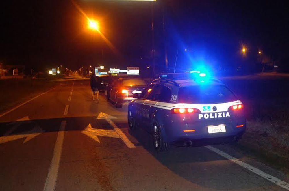 Tampona auto in tangenziale e scappa ma la polizia lo prende e risulta positivo al narcotest