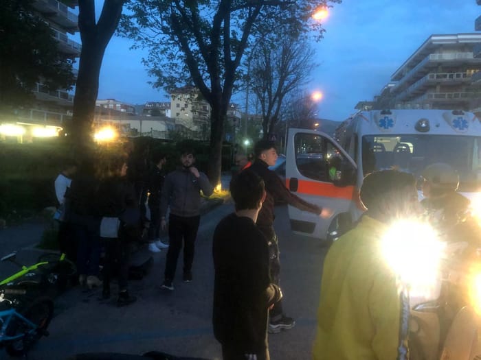 Lancia Y piomba su ragazzino in sella alla bici e poi fugge