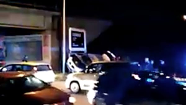 Caserta, schianto su viale Carlo III, caccia all’auto pirata