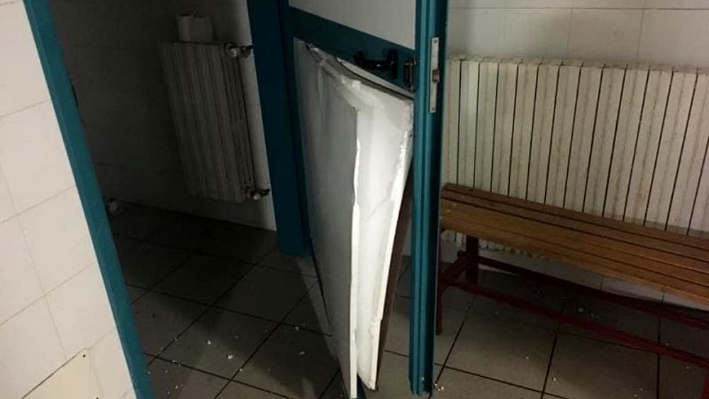 Sfoga la rabbia per la sconfitta sfondando la porta dello spogliatoio. Multata la società che dovrà anche risarcire la squadra che gestisce la struttura