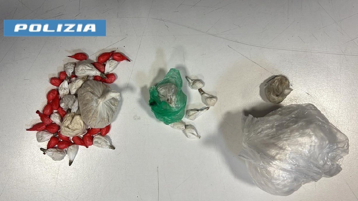 Napoli, porta Capuana diventa piazza spaccio controllata da migranti: 3 arresti Napoli, porta Capuana diventa piazza spaccio controllata da migranti: 3 arresti