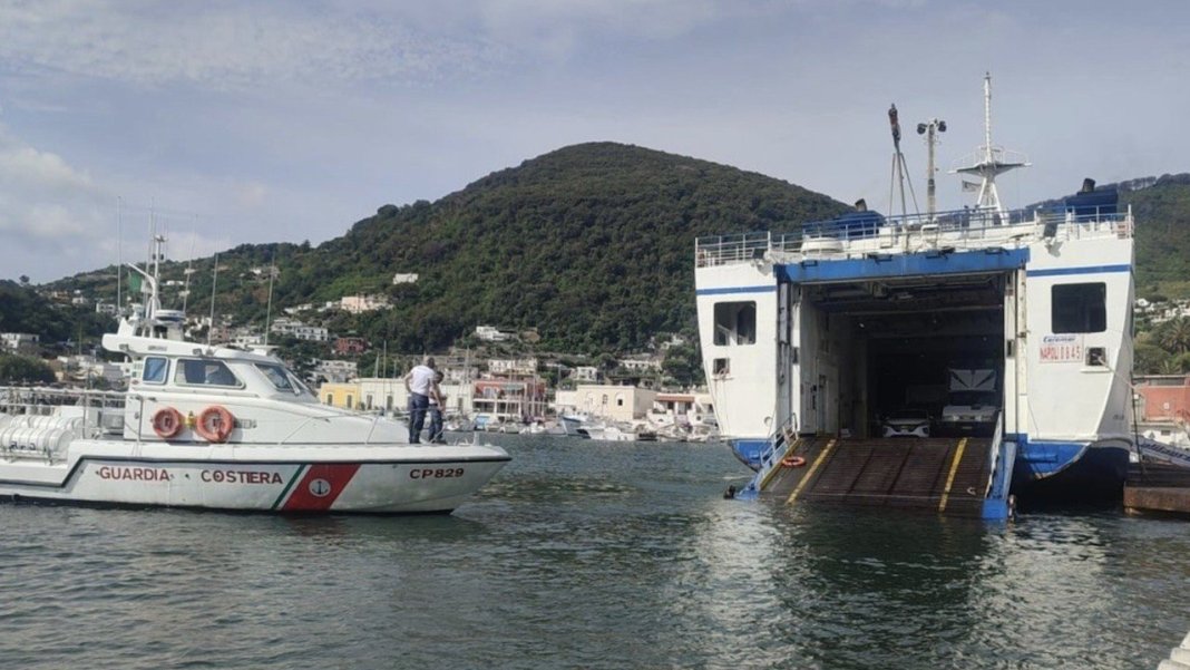 Ischia il portellone del traghetto cade in mare